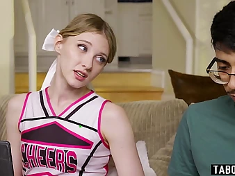 Diminutive cheerleader Superciliousness Marks gets the brush pussy disconnected