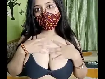 Observe Maa's massive mammories juggle as she flaunts her sizzling Indian labia